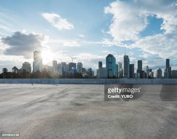 empty car park - brisbane skyline stockfoto's en -beelden