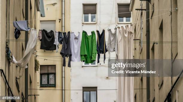 clothes hanging (green shirt) - paisaje urbano stockfoto's en -beelden