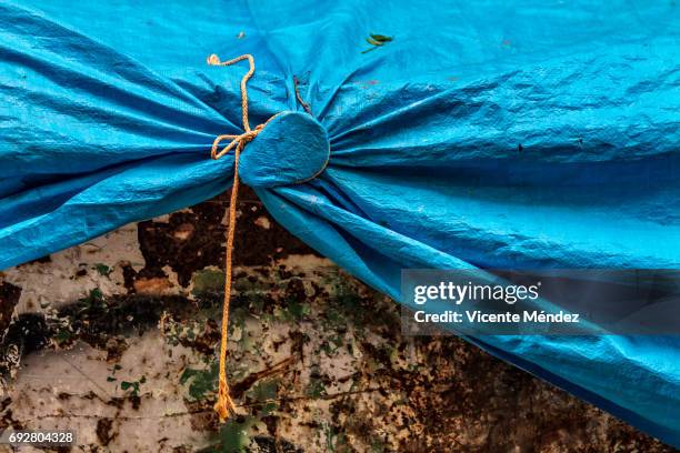 covered container - imagen minimalista stock-fotos und bilder