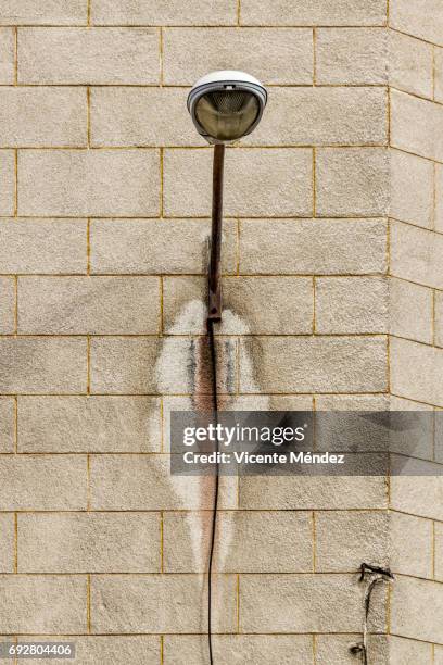 street lamp on the wall - imagen minimalista stock-fotos und bilder