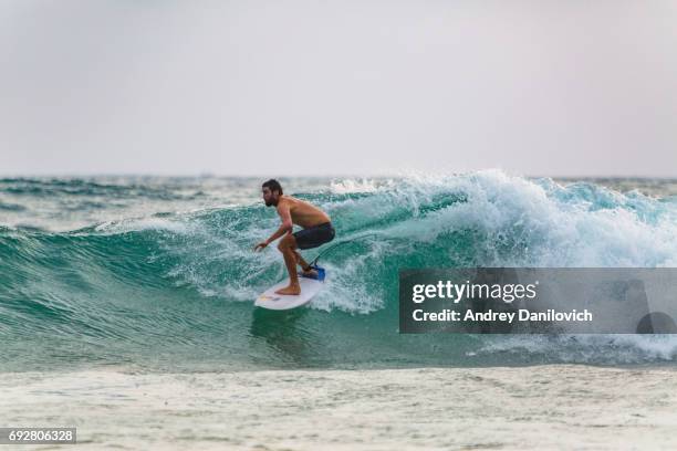 surfen in sri lanka - surf tube stock-fotos und bilder