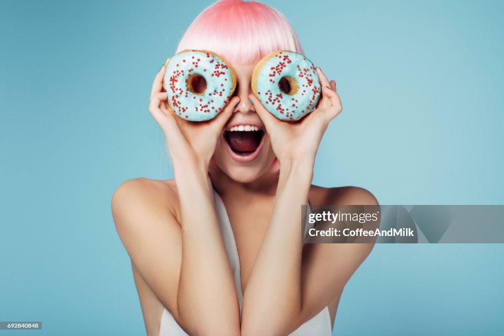 Rubia bonita con donuts varios colores