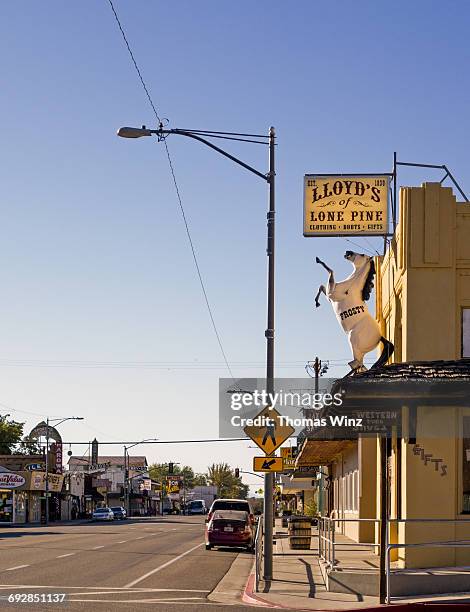 town of lone pine - lone pine california fotografías e imágenes de stock