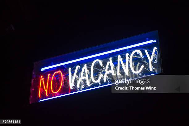 no vacancy sign - no vacancies stock pictures, royalty-free photos & images