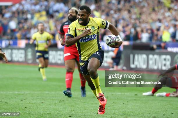 Alivereti Raka of ASM Clermont Auvergne runs in a try during the Top 14 final match between ASM Clermont Auvergne and RC Toulon at Stade de France on...