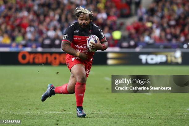 Mathieu Bastareaud of RC Toulon runs with the ball during the Top 14 final match between ASM Clermont Auvergne and RC Toulon at Stade de France on...