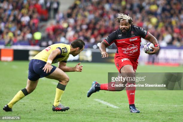 Mathieu Bastareaud of RC Toulon takes on Morgan Parra of ASM Clermont Auvergne during the Top 14 final match between ASM Clermont Auvergne and RC...
