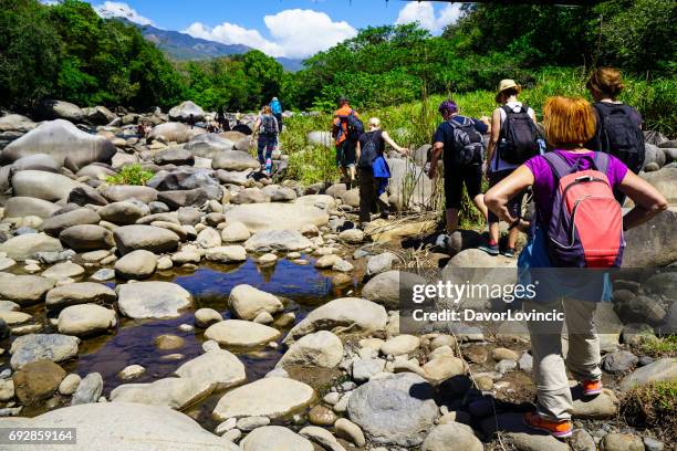 trekking vom fluss rio caldera in der nähe der stadt boquete, panama - boquete chiriquí stock-fotos und bilder