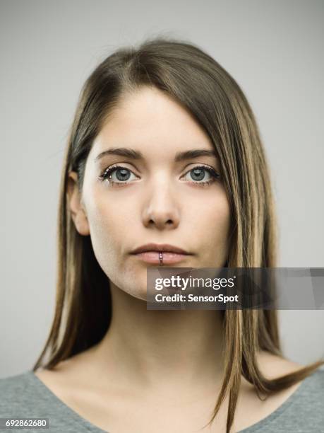 echte jonge vrouw studio portret - mugshot stockfoto's en -beelden