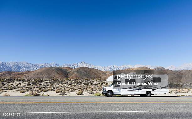 camper and eastern sierras - rvs stock-fotos und bilder