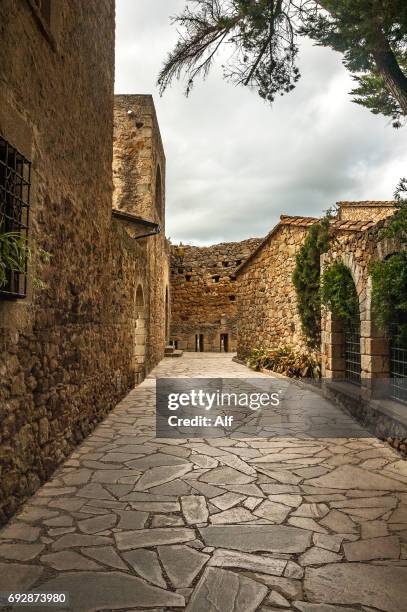 medieval streets in pals, spain - fiume onyar foto e immagini stock