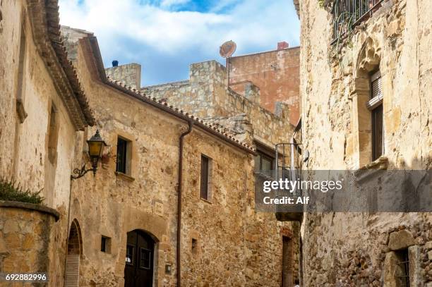 medieval houses in pals, spain - fiume onyar foto e immagini stock