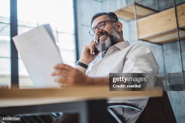 ik ben op zoek op het ontwerpen als we spreken - start ups im büro stockfoto's en -beelden