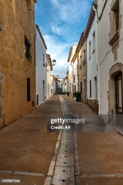 begur village street in gerona province, catalonia, spain - fiume onyar foto e immagini stock