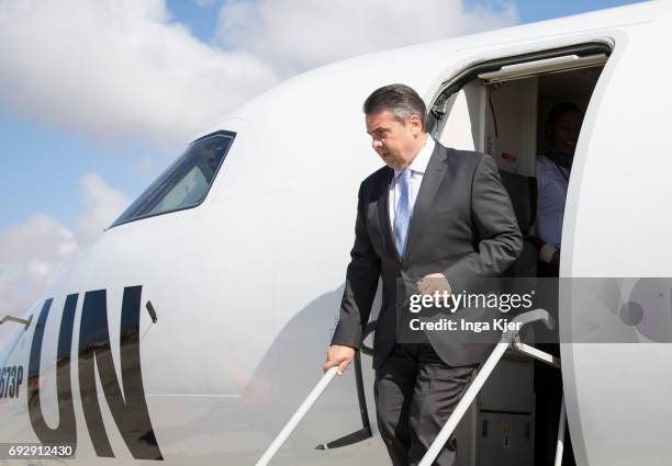 Mogadischu, Somalia Federal Foreign Minister Sigmar Gabriel, SPD, arrives at the airport of Mogadishu and gets off a charter plane of the United...