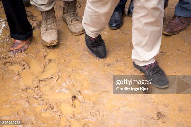 Baidoa, Somalia Federal Foreign Minister Sigmar Gabriel, SPD, visits the refugee camp Hilac. People run over muddy ground on May 01, 2017 in Baidoa,...