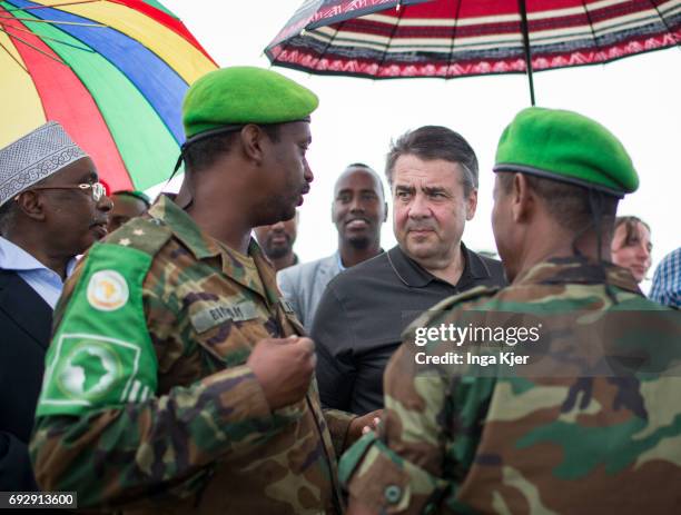 Baidoa, Somalia Federal Foreign Minister Sigmar Gabriel, SPD, in conversation with Somali soldiers at the airport of Baidoa on May 01, 2017 in...