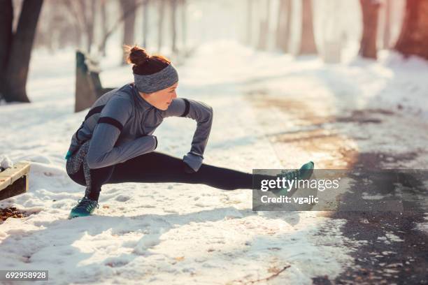 running-team - winter sport stock-fotos und bilder
