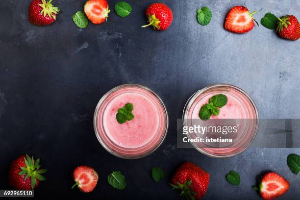 strawberry smoothie with yoghurt and mint - batido de fresa fotografías e imágenes de stock