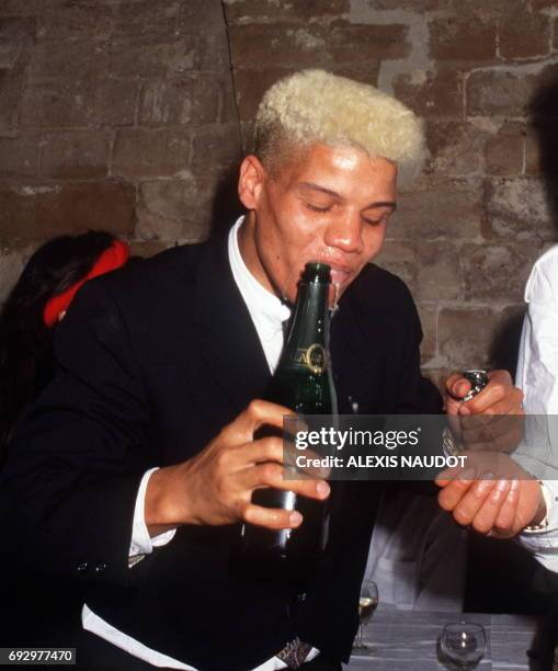 Photo prise le 28 novembre 1987 de Thierry Paulin, buvant du champagne lors de la soirée de son 24e anniversaire dans un café-théâtre parisien....