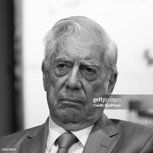 Peruvian Writer 73 El Estallido Del Populismo Book Presentation Photos & High Res ...
