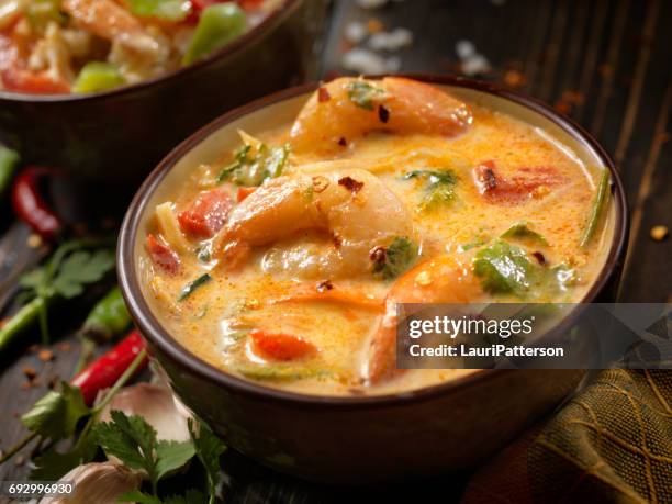 pittige garnalen, kokosmelk curry - roerbakken stockfoto's en -beelden