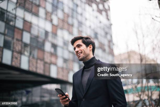 zakenman in stad - turtleneck stockfoto's en -beelden