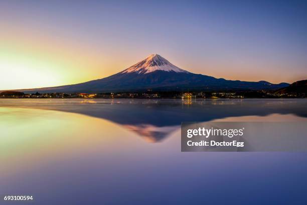 fuji mountain reflection at twilight morning - shizuoka prefecture stock-fotos und bilder