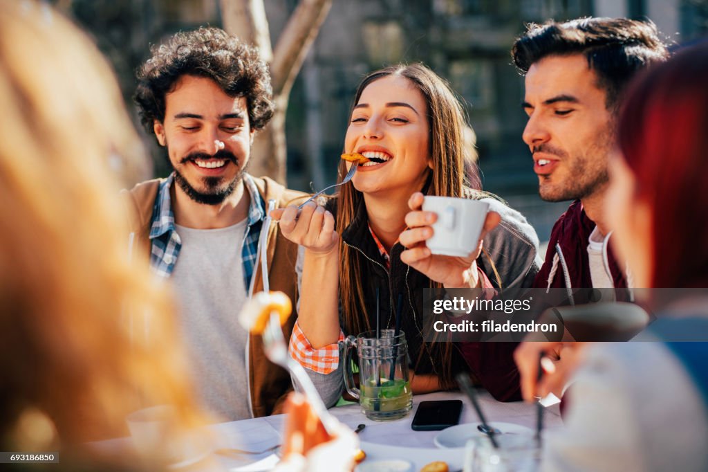 Vänner äta på en restaurang