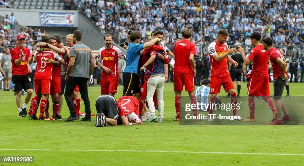 The team of Jahn Regensburg celebrate after the Second Bundesliga Playoff second leg match between TSV 1860 Muenchen and Jahn Regensburg at Allianz...