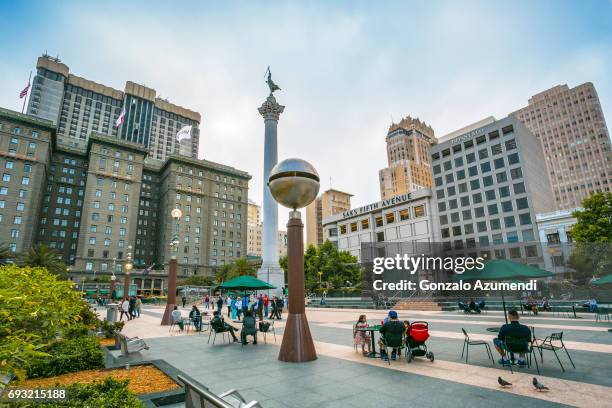 the dewey monument at san francisco - union square stockfoto's en -beelden