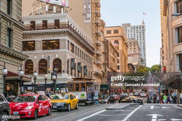 cable car at powell sreet in san francisco - union square imagens e fotografias de stock