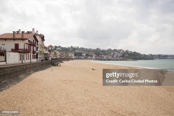 beach of saint jean de luz in a cloudy day - baskenland stock-fotos und bilder
