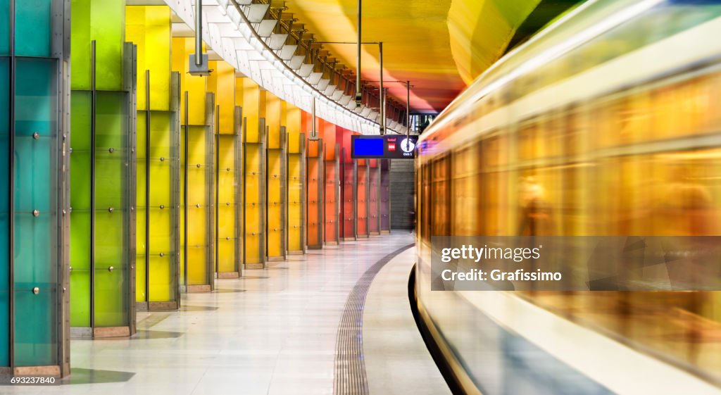 Farbenfrohe u-Bahnstation in München