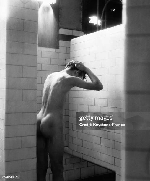 Jeune apprenti mineur prenant sa douche après sa journée de travail, en 1954, à la mine de Bestwood, dans le Nottinghamshire, au Royaume-Uni.