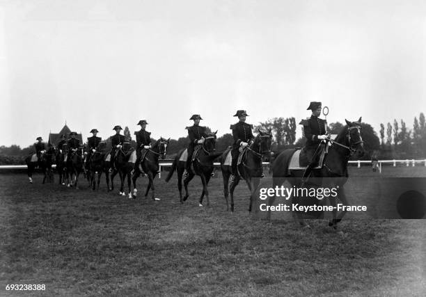 Pour la première fois depuis la fin de la guerre, le célèbre cadre noir de Saumur fait une exhibition à l'hippodrome de Saint-Cloud en faveur des...