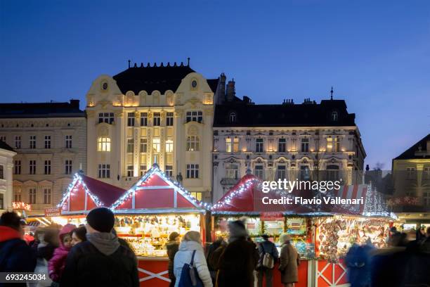 bratislava met kerstmis, de hlavné námestie (main square)-slowakije - slovacchia stockfoto's en -beelden