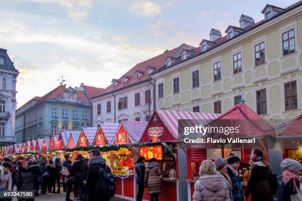 bratislava met kerstmis, de hlavné námestie (main square)-slowakije - slovacchia stockfoto's en -beelden