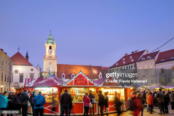 bratislava met kerstmis, de hlavné námestie (main square)-slowakije - slovacchia stockfoto's en -beelden