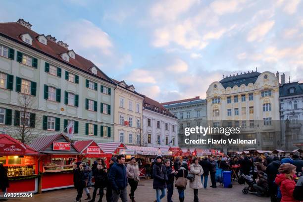 bratislava met kerstmis, de hlavné námestie (main square)-slowakije - slovacchia stockfoto's en -beelden