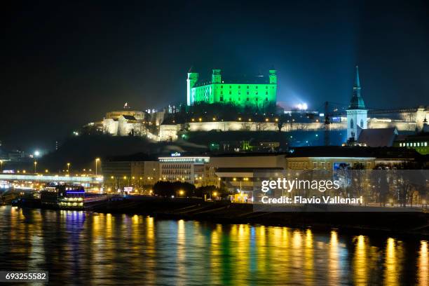 bratislava nachts, bratislava castle - slowakije - slovacchia stockfoto's en -beelden