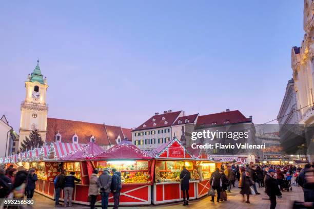 bratislava met kerstmis, de hlavné námestie (main square)-slowakije - slovacchia stockfoto's en -beelden