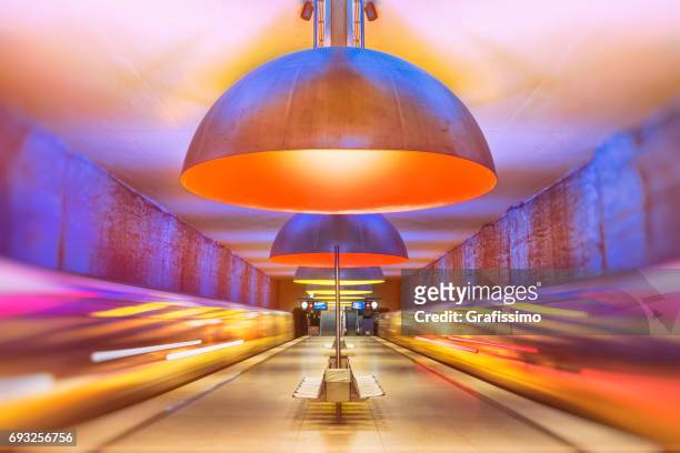 colorata stazione della metropolitana a monaco di baviera germania - galleria arte foto e immagini stock