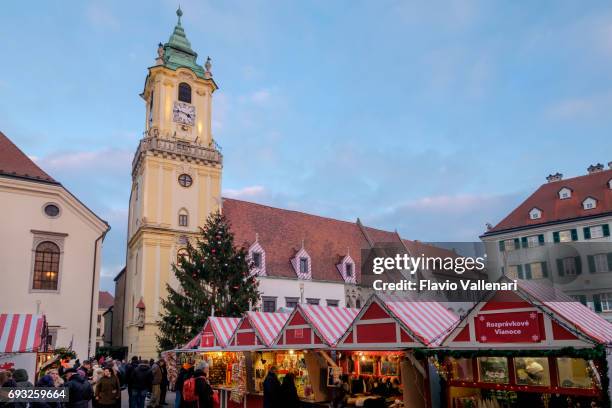 bratislava met kerstmis, de hlavné námestie (main square)-slowakije - slovacchia stockfoto's en -beelden