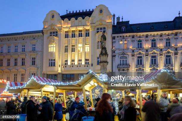 bratislava met kerstmis, de hlavné námestie (main square)-slowakije - slovacchia stockfoto's en -beelden