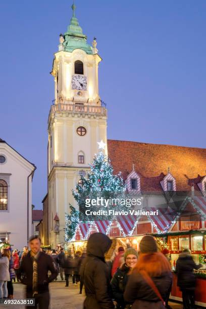 bratislava met kerstmis, de hlavné námestie (main square)-slowakije - slovacchia stockfoto's en -beelden