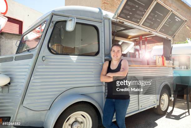 heureuse femme posant dans des camions de nourriture - burger portrait photos et images de collection