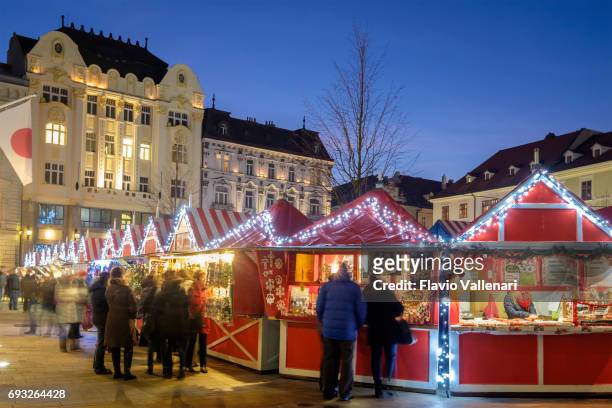 bratislava met kerstmis, de hlavné námestie (main square)-slowakije - slovacchia stockfoto's en -beelden