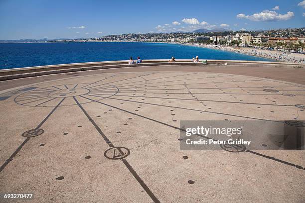 sundial, promenade, beachfront nice - zonnewijzer stockfoto's en -beelden