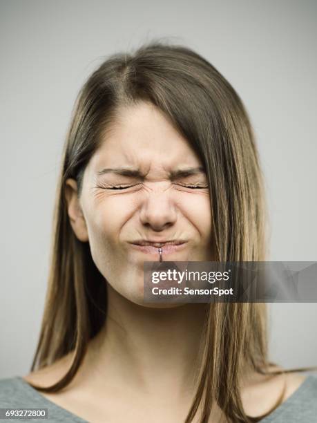 vera giovane donna con espressione di dolore - male surprised foto e immagini stock